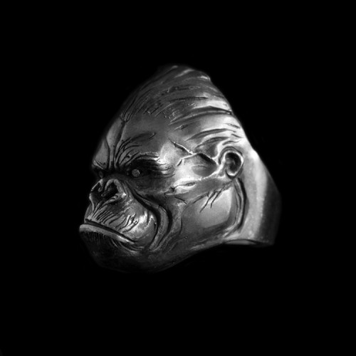 King gorilla ring embracing of strength and leadership